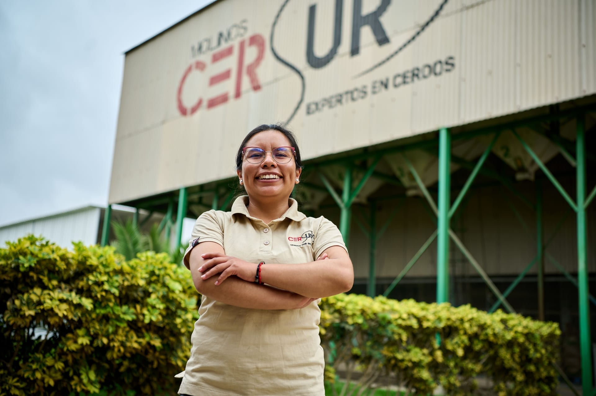 Profesional de CERSUR frente a las instalaciones de Molinos CERSUR — experiencia, tecnología y compromiso.